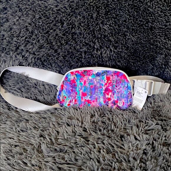 NWT! Lululemon Everywhere Belt Bag 1L Colorful Abstract - Picture 1 of 7